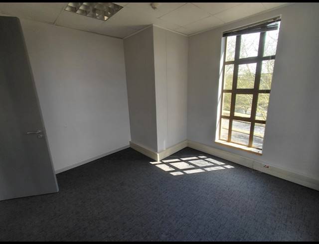 164M² OFFICE TO LET IN BRYANSTON